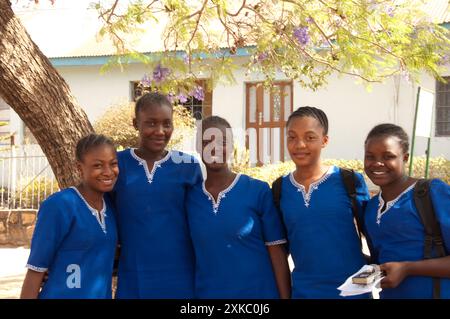 Alunni ed edifici scolastici, St Louis College (scuola secondaria per ragazze), Jos, Plateau State, Nigeria Foto Stock