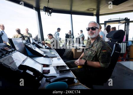 Fluglotsen der Bundeswehr sitzen im Tower des Stützpunktes zu sehen beim Besuch von Bundesverteidigungsminister Boris Pistorius SPD im Fliegerhorst a Büchel. In der basis stationiert die Luftwaffe Maschinen vom Typ Tornado . An dem Stützpunkt finden zur Zeit Umbaumaßnahmen statt, in Zukunft sollen hier Maschinen vom Typ F35 stationiert werden. Büchel, 18.07.2024 Rheinland-Pfalz Deutschland *** i controllori del traffico aereo delle forze armate tedesche siedono nella torre della base vista durante la visita del ministro federale della difesa Boris Pistorius SPD alla base aerea di Büchel le stazioni dell'aeronautica militare Foto Stock