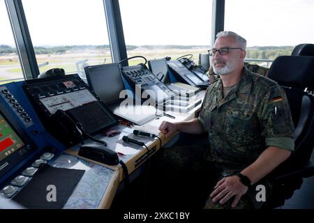 Fluglotsen der Bundeswehr sitzen im Tower des Stützpunktes zu sehen beim Besuch von Bundesverteidigungsminister Boris Pistorius SPD im Fliegerhorst a Büchel. In der basis stationiert die Luftwaffe Maschinen vom Typ Tornado . An dem Stützpunkt finden zur Zeit Umbaumaßnahmen statt, in Zukunft sollen hier Maschinen vom Typ F35 stationiert werden. Büchel, 18.07.2024 Rheinland-Pfalz Deutschland *** i controllori del traffico aereo delle forze armate tedesche siedono nella torre della base vista durante la visita del ministro federale della difesa Boris Pistorius SPD alla base aerea di Büchel le stazioni dell'aeronautica militare Foto Stock