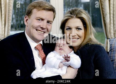 4-02-2004 Wassenaar Archivio storico Olycom/LaPresse Willem-Alexander dei Paesi Bassi (Utrecht, 27 aprile 1967), è il re dei Paesi Bassi. Il 30 aprile 2013 è salito al trono olandese succedendo alla madre, la regina Beatrice, che aveva annunciato la propria abdicazione in diretta televisiva il 28 gennaio precedente. È il primo sovrano di sesso maschile dei Paesi Bassi dal 1890. Nella foto: Guglielmo Alessandro e sua moglie la Regina Maxima Zorreguieta e loro figlia Caterina Amalia nella foto: Willem Alexander e sua moglie la Regina Maxima Zorreguieta e la loro figlia Caterina Amalia Foto Stock