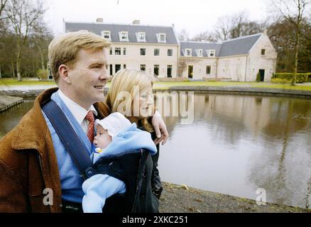 4-02-2004 Wassenaar Archivio storico Olycom/LaPresse Willem-Alexander dei Paesi Bassi (Utrecht, 27 aprile 1967), è il re dei Paesi Bassi. Il 30 aprile 2013 è salito al trono olandese succedendo alla madre, la regina Beatrice, che aveva annunciato la propria abdicazione in diretta televisiva il 28 gennaio precedente. È il primo sovrano di sesso maschile dei Paesi Bassi dal 1890. Nella foto: Guglielmo Alessandro e sua moglie la Regina Maxima Zorreguieta e loro figlia Caterina Amalia nella foto: Willem Alexander e sua moglie la Regina Maxima Zorreguieta e la loro figlia Caterina Amalia Foto Stock