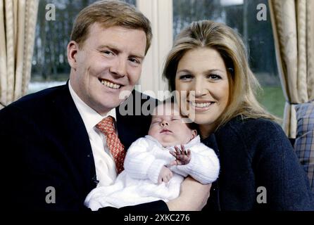 4-02-2004 Wassenaar Archivio storico Olycom/LaPresse Willem-Alexander dei Paesi Bassi (Utrecht, 27 aprile 1967), è il re dei Paesi Bassi. Il 30 aprile 2013 è salito al trono olandese succedendo alla madre, la regina Beatrice, che aveva annunciato la propria abdicazione in diretta televisiva il 28 gennaio precedente. È il primo sovrano di sesso maschile dei Paesi Bassi dal 1890. Nella foto: Guglielmo Alessandro e sua moglie la Regina Maxima Zorreguieta e loro figlia Caterina Amalia nella foto: Willem Alexander e sua moglie la Regina Maxima Zorreguieta e la loro figlia Caterina Amalia Foto Stock