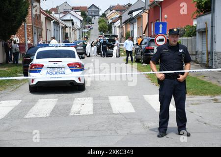 (240722) -- DARUVAR, 22 luglio 2024 (Xinhua) -- cordone di polizia fuori dalla scena del crimine di una sparatoria a Daruvar, Croazia, 22 luglio 2024. Sei persone sono state uccise e altre quattro ferite in una sparatoria alla Casa per anziani e infermi a Daruvar, Croazia orientale, lunedì, secondo la polizia locale. (Damir Spehar/PIXSELL tramite Xinhua) Foto Stock