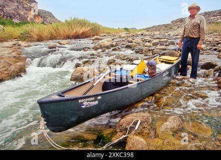 Canoa dopo aver portato la canoa a Lewis Canyon Rapids, Pecos River, Edwards Plateau, Texas, USA Foto Stock