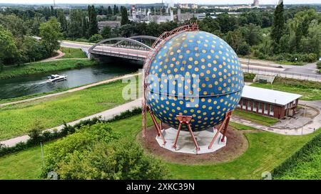 Gasometer Der vom Künstler Rolf Glasmeier gestaltete Kugelgasbehälter am Rhein-Herne-Kanal, Gelsenkirchen, 21.07.2024. Gelsenkirchen Nordrhein Westfalen Deutschland *** Gasometer il serbatoio di gas sferico progettato dall'artista Rolf Glasmeier sul canale Rhine Herne, Gelsenkirchen, 21 07 2024 Gelsenkirchen Renania settentrionale-Vestfalia Germania Foto Stock