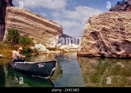 Canoista, massi al lago Amistad, fiume Pecos, Edwards Plateau, Texas, Stati Uniti Foto Stock