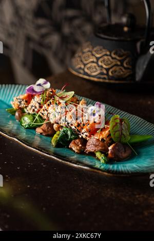 Sushi vegetariano con funghi e insalata. Semi e fiori in cima. Cibo asiatico. Foto Stock