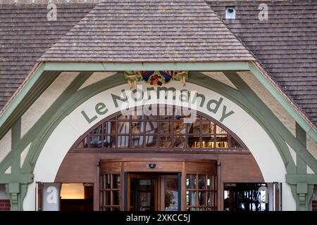 Dettaglio dell'ingresso dell'hotel le Normandy Barrière a Deauville, Francia. Il Normandy e' un grande hotel a palazzo costruito in tradizionale stile normanno Foto Stock