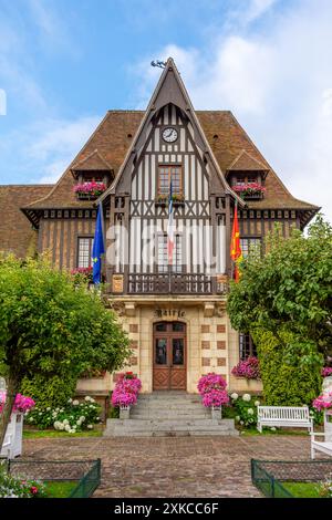 Vista esterna del municipio di Deauville, comune francese e località balneare situata nel dipartimento di Calvados, nella regione della Normandia Foto Stock