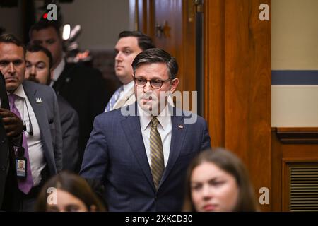 Il presidente della camera dei rappresentanti degli Stati Uniti Mike Johnson (repubblicano della Louisiana) arriva prima del direttore del servizio segreto degli Stati Uniti Kimberly Cheatle testimonia davanti al Comitato della camera degli Stati Uniti sulla supervisione e la responsabilità nell'edificio degli uffici della Rayburn House lunedì 22 luglio 2024. L'ex presidente Donald Trump ha recentemente subito lesioni da un presunto proiettile che pascolava le orecchie durante una manifestazione in Pennsylvania, spingendo i membri del Congresso a rivolgersi a Cheatle per ottenere risposte. Crediti: Annabelle Gordon/CNP/Sipa USA Foto Stock