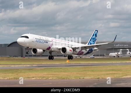 Aeroporto di Farnborough, Hampshire, Regno Unito. 22 luglio 2024. Le aziende mondiali dell'aviazione civile e militare si sono riunite per mostrare e vedere le ultime novità in materia di tecnologia aerospaziale. Sono in mostra i più moderni aerei di linea civili, i caccia e gli elicotteri militari. Atterraggio dell'Airbus A321XLR Foto Stock