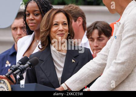 Washington, Stati Uniti. 22 luglio 2024. Lynda Tealer, Senior VP dei campionati NCAA, parla sul South Lawn della Casa Bianca mentre il Vice Presidente Kamala Harris guarda avanti con le squadre del campionato NCAA a Washington DC. È la prima apparizione pubblica di Harris da quando Joe Biden è uscito dalle elezioni presidenziali del 2024 e lei è diventata la presunta leader per la nomina democratica. (Foto di Aaron Schwartz/Sipa USA) credito: SIPA USA/Alamy Live News Foto Stock