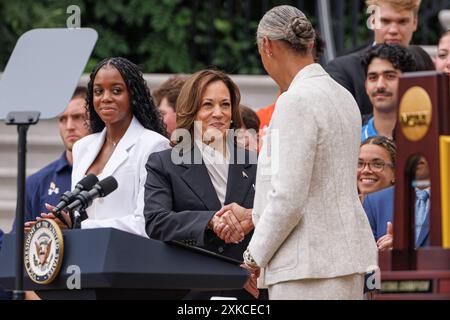Washington, Stati Uniti. 22 luglio 2024. Lynda Tealer, Senior VP dei campionati NCAA, stringe la mano con la Vice Presidente Kamala Harris sul South Lawn della Casa Bianca, mentre ospita le squadre NCAA Championship a Washington DC. È la prima apparizione pubblica di Harris da quando Joe Biden è uscito dalle elezioni presidenziali del 2024 e lei è diventata la presuntiva leader per la nomina democratica. (Foto di Aaron Schwartz/Sipa USA) credito: SIPA USA/Alamy Live News Foto Stock