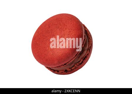 Un singolo macaron rosso con ripieno di fragole viene mostrato in una vista ravvicinata. Il macaron è isolato su uno sfondo bianco, che evidenzia la sua vibra Foto Stock