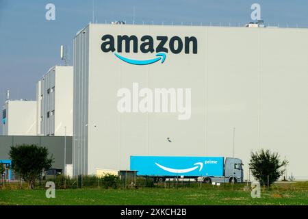 Amazon Warehouse Building Logistics Distribution Center e Amazon prime Truck Foto Stock