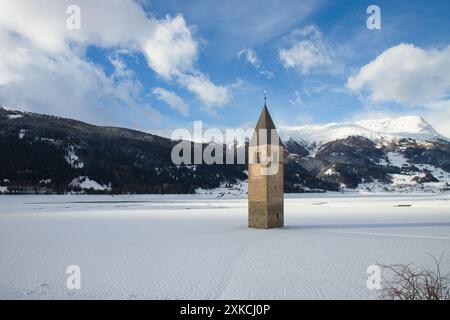 Il campanile del villaggio allagato di Graun in alto Adige. Foto Stock