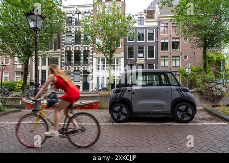 Mini-auto parcheggiata nella città vecchia, sul canale Blauwburgwal, nel centro di Amsterdam, sulla Rocks Electric by Opel, e-car, popolare in città perché richiede Foto Stock