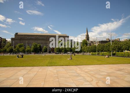 Slessor Gardens, (per lo più) spazio aperto in erba per eventi a Dundee, Scozia, Regno Unito; Caird Hall e St Paul's Episcopal Cathedral in background Foto Stock