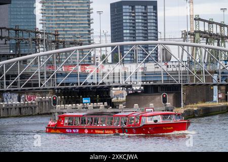 Crociera sul canale, nell'Oosterdok, escursione in barca sulla strada per il fiume IJ, Amsterdam Paesi Bassi Foto Stock