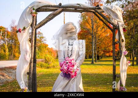 Una spaventosa decorazione di Halloween di una donna vestita con un abito da sposa Foto Stock