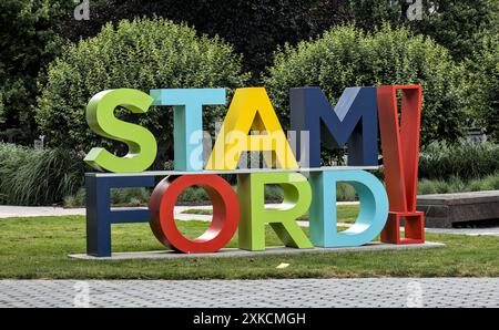 Stamford, Connecticut - 23 giugno 2024: Colorato cartello 3D STAMFORD in un parco pubblico nel centro della città, piccola città costiera nel Connecticut. Foto Stock