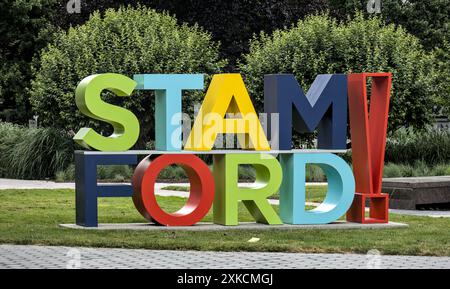 Stamford, Connecticut - 23 giugno 2024: Colorato cartello 3D STAMFORD in un parco pubblico nel centro della città, piccola città costiera nel Connecticut. Foto Stock