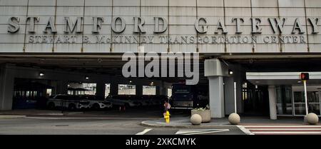 Stamford, CT - 23 giugno 2024: Centro di trasporto di Stamford Gateway per treni autobus e auto. Foto Stock