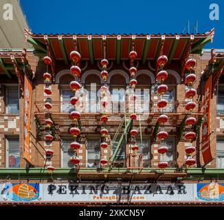 23/04/2019; San Francisco, California, Stati Uniti. Facciata del Bazaar di Pechino nel quartiere di Chinatown in Grant Avenue nel centro della città Foto Stock