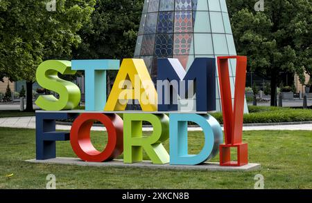 Stamford, Connecticut - 23 giugno 2024: Colorato cartello 3D STAMFORD in un parco pubblico nel centro della città, piccola città costiera nel Connecticut. Foto Stock