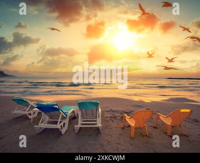 Vista sul mare la sera. Spiaggia in serata con chaise longue Foto Stock