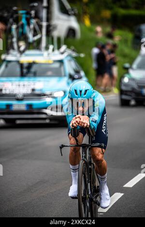 ALEXEY LUTSENKO di ASTANA QAZAQSTAN TEAM Cycling nella tappa 7 TT del Tour de France, tra Nuits-Saints-Georges e Gevrey-Chamertain, 05/07/24. Foto Stock