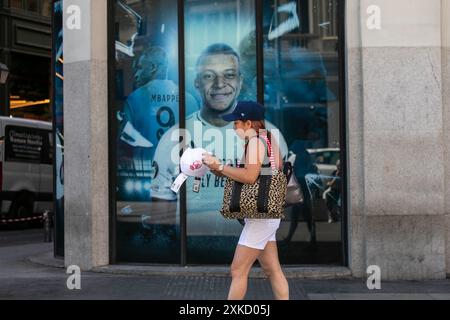 Madrid, Spagna. 22 luglio 2024.quest'estate, i tifosi del Real Madrid da tutto il mondo si recano nei negozi della squadra di calcio di Madrid ogni giorno per fare acquisti. Crediti: D. Canales Carvajal/Alamy Live News Foto Stock