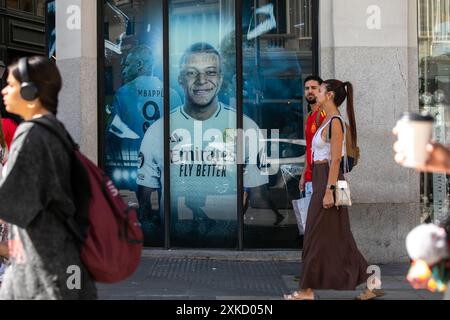 Madrid, Spagna. 22 luglio 2024.quest'estate, i tifosi del Real Madrid da tutto il mondo si recano nei negozi della squadra di calcio di Madrid ogni giorno per fare acquisti. Crediti: D. Canales Carvajal/Alamy Live News Foto Stock