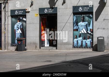 Madrid, Spagna. 22 luglio 2024.quest'estate, i tifosi del Real Madrid da tutto il mondo si recano nei negozi della squadra di calcio di Madrid ogni giorno per fare acquisti. Crediti: D. Canales Carvajal/Alamy Live News Foto Stock