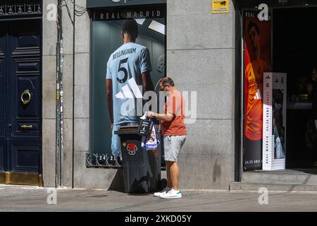 Madrid, Spagna. 22 luglio 2024.quest'estate, i tifosi del Real Madrid da tutto il mondo si recano nei negozi della squadra di calcio di Madrid ogni giorno per fare acquisti. Crediti: D. Canales Carvajal/Alamy Live News Foto Stock