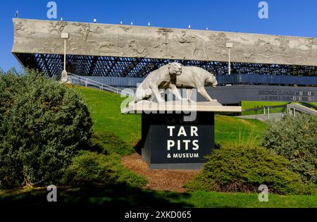 Una statua di un paio di tigri dai denti a sciabola accoglie i visitatori al la Brea Tar Pits Museum di Los Angeles, California Foto Stock