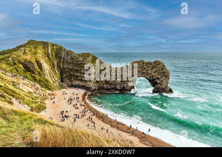 Splendida vista sul mare di Durdle Door, parte della Jurassic Coast, Dorset UK, uno dei monumenti più fotografati e iconici. Foto Stock