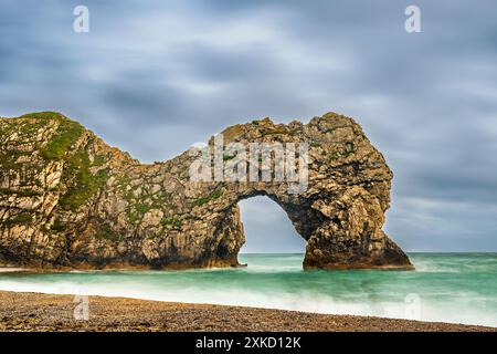 Splendida vista sul mare di Durdle Door, parte della Jurassic Coast, Dorset UK, uno dei monumenti più fotografati e iconici. Foto Stock