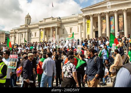 I membri della manifestazione della comunità bengalese a Trafalgar Square hanno marciato fino a Parlament Square a sostegno delle proteste studentesche in Bangladesh. Foto Stock