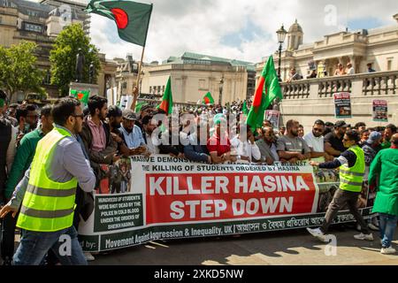 I membri della manifestazione della comunità bengalese a Trafalgar Square hanno marciato fino a Parlament Square a sostegno delle proteste studentesche in Bangladesh. Foto Stock