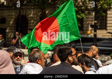 I membri della manifestazione della comunità bengalese a Trafalgar Square hanno marciato fino a Parlament Square a sostegno delle proteste studentesche in Bangladesh. Foto Stock