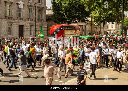 I membri della manifestazione della comunità bengalese a Trafalgar Square hanno marciato fino a Parlament Square a sostegno delle proteste studentesche in Bangladesh. Foto Stock