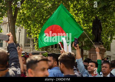 I membri della manifestazione della comunità bengalese a Trafalgar Square hanno marciato fino a Parlament Square a sostegno delle proteste studentesche in Bangladesh. Foto Stock