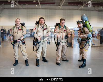 HARROGATE, REGNO UNITO - 22 GIUGNO 2024. Un gruppo di cosplayer maschi di mezza età vestiti da Ghostbusters ad un evento comico Foto Stock