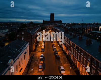 Veduta aerea delle case georgiane lungo Canning St che guardano verso la Cattedrale Anglicana di Liverpool al crepuscolo. Foto Stock