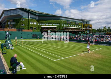 Vista generale della Corte 4 come Dayana Yastremska (UKR) affronta Nadia Podoroska (ARG) nelle Ladies' Singles ai Campionati 2024. Wimbledon Foto Stock