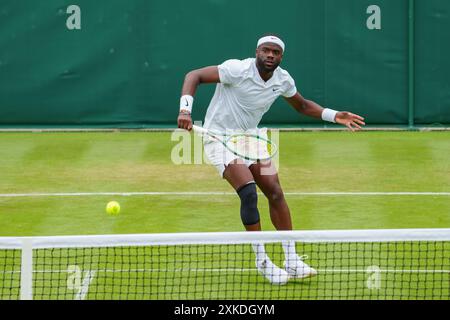 Frances Tiafoe (USA) nel primo round del Gentlemen's Singles on Court 15 ai Campionati 2024 di Wimbledon. Foto Stock