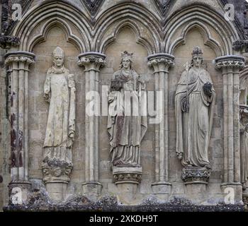 Sculture religiose sulla parete nord della cattedrale di Salisbury, Salisbury, Wiltshire, Regno Unito il 21 luglio 2024 Foto Stock