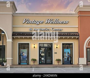 Houston, Texas USA 06-23-2024: Centro benessere vintage ed estetico, punto vendita della compagnia d'affari. Foto Stock