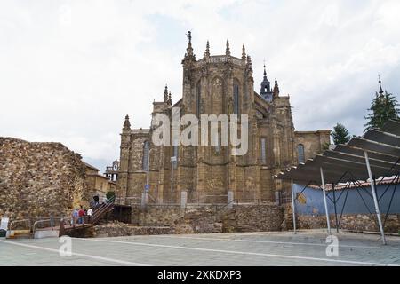 Astorga, Spagna - 3 giugno 2023: La cattedrale di Santa Maria de Astorga in Spagna, una maestosa struttura gotica, sorge orgogliosamente tra antiche rovine. A f Foto Stock